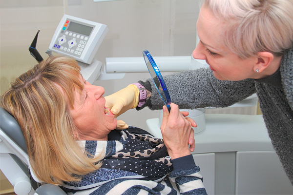 Dentaltechnik Heinrici Einprobe Zahnersatz in der Zahnarztpraxis